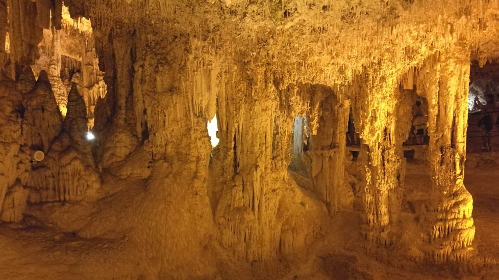 Neptunova jeskyně nabízí procházku dlouhou 1200 metrů skrz výběžek Capo Caccia. V ní objevíte řady sálů, průchodů, jezírek a chodbiček plných nadpozemské atmosféry a přírodních útvarů.