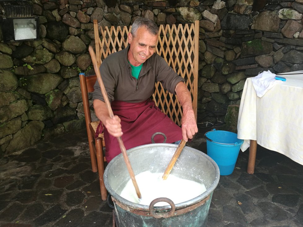 Budete-li mít štěstí, místní vám poodhalí třeba výrobu sýra Mozzarella. S nimi ji můžete zkusit, ale hlavně ochutnat.