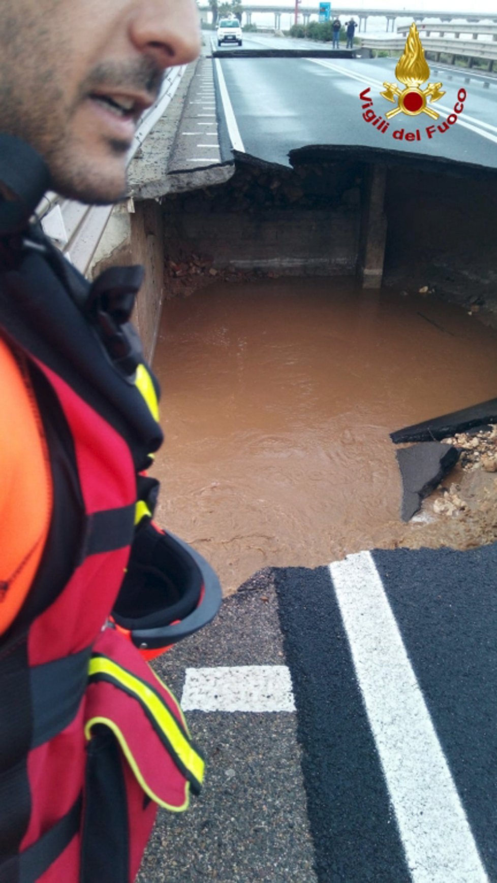 Záplavy na Sardinii strhly kus mostu.