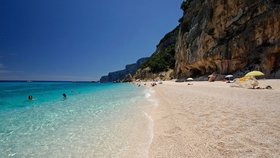 Sardinie stále řeší, že jí lidé kradou písek z pláží.