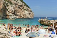 Starosta města na Sardinii se úplně zbláznil: Zákaz jídla a sportu na pláži pod pokutou 12.000 kč!