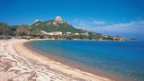 Sardinie bojuje proti turistům, kteří kradou písek z pláží. Rozdávají se tučné pokuty