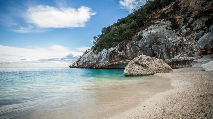 Čisté moře, krásná příroda a dlouhověcí obyvatelé. Taková je Sardinie, druhý největší ostrov Itálie