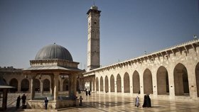 2000 V jeho rodné Sýrii zuří občanská válka. Umajjovská mešita v Damašku před konflfl iktem....