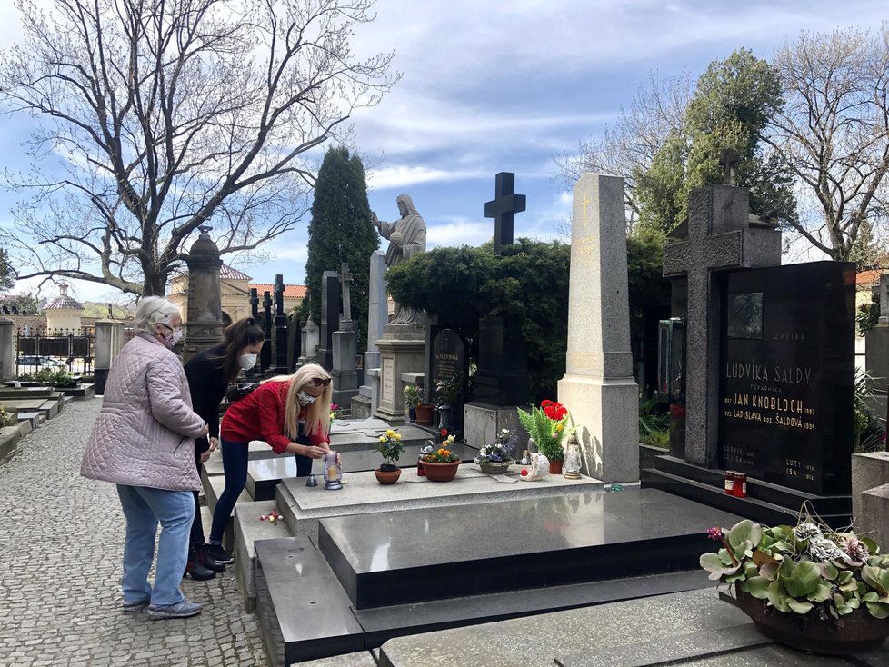 Šárka Grossová s dcerami na hrobě Stanislava Grosse, oporou jí byla i maminka