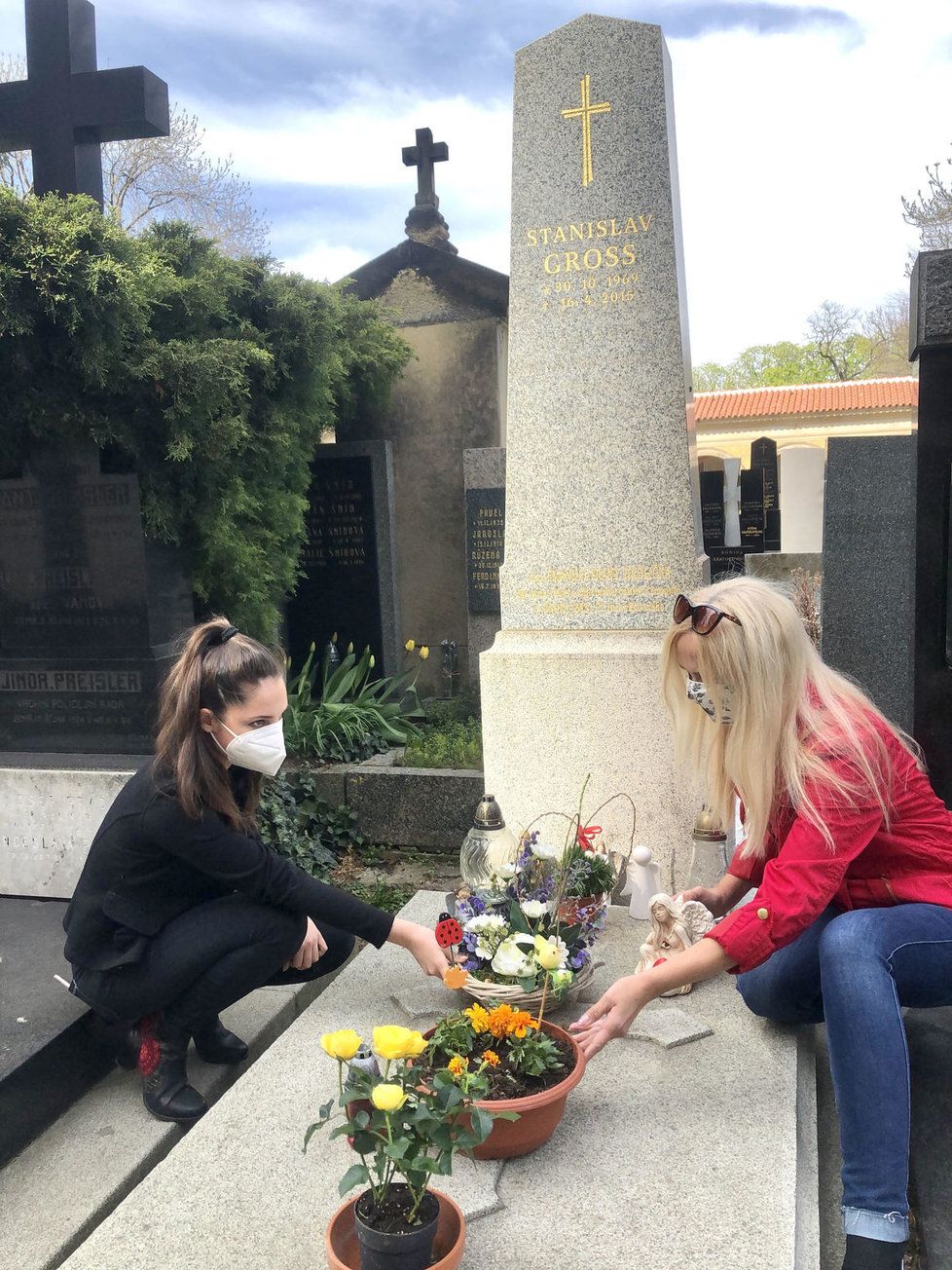 Šárka Grossová s dcerami Natálií a Denisou u hrobu Stanislava Grosse