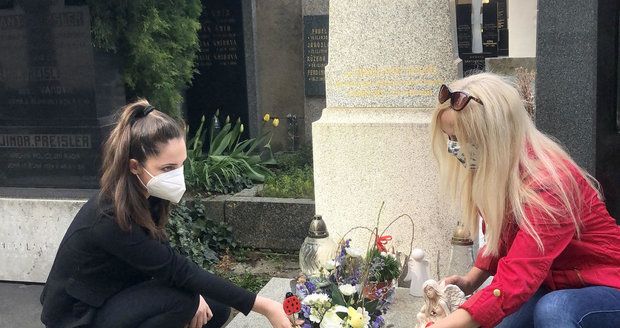 Šárka Grossová s dcerou Natálií na hrobě Stanislava Grosse