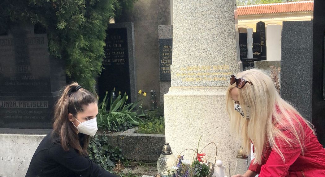 Šárka Grossová s dcerou Natálií na hrobě Stanislava Grosse