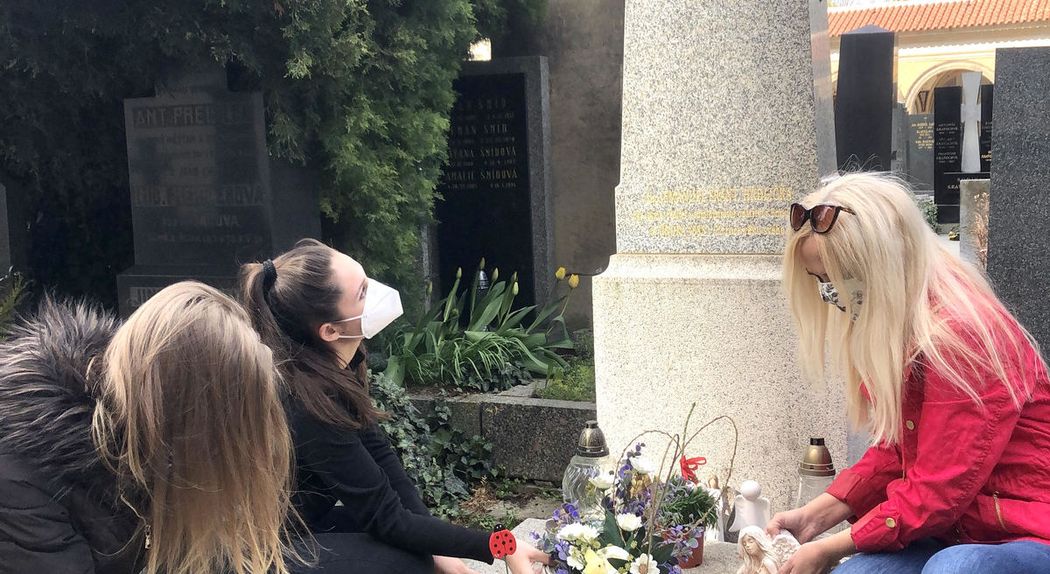Šárka Grossová s dcerami Natálií a Denisou na hrobě Stanislava Grosse