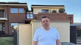 Před vilou Grossových řešila policie incident, do kterého se zapojil i Ivan Vasilev (květen 2025)