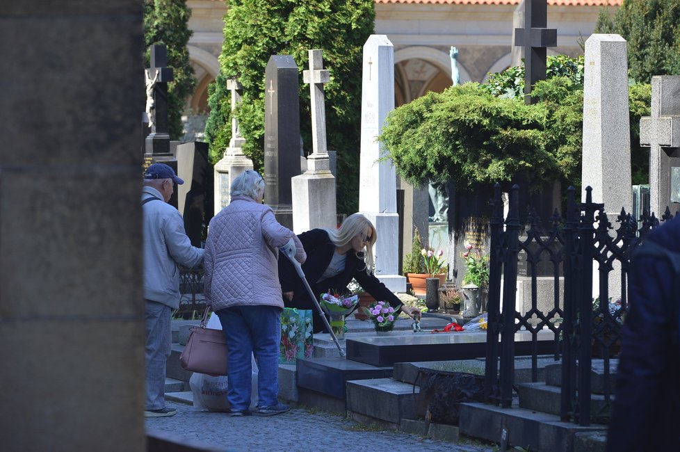 Vdova přišla schovaná za sluneční brýle a v doprovodu rodiny.