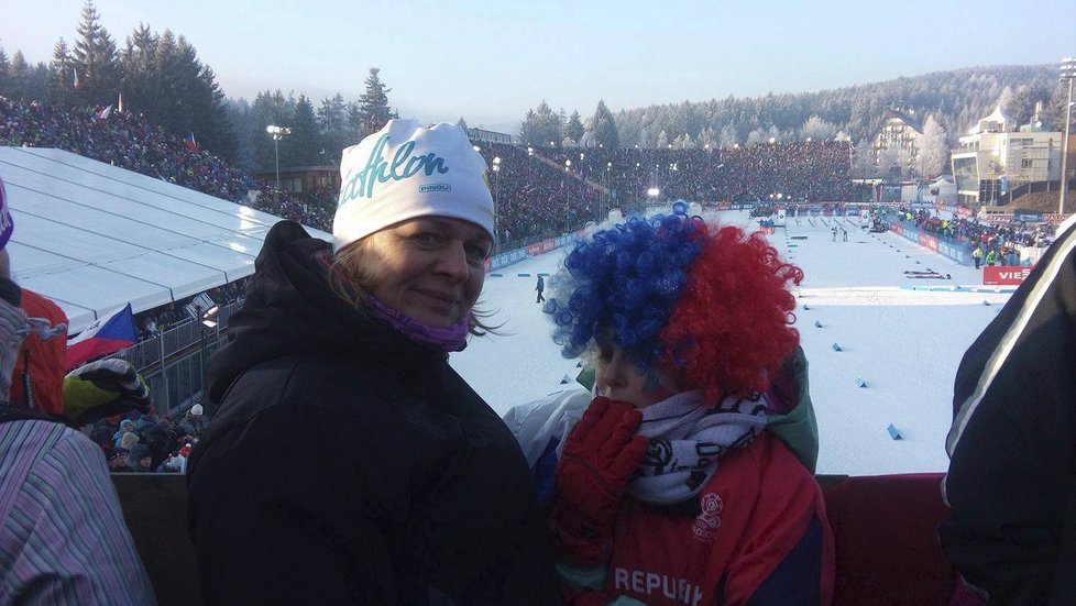 Šárka Jelínková s dcerou během světového poháru v biatlonu v Novém Městě na Moravě.