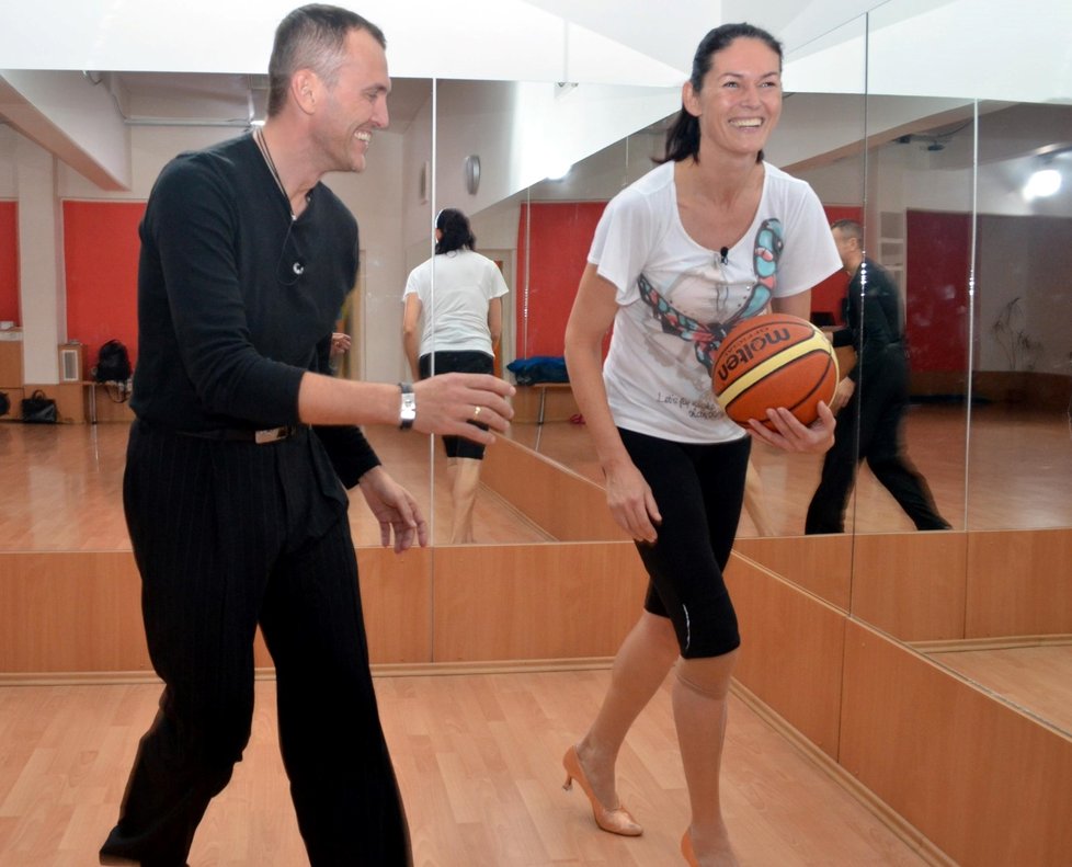 Při tréninku na taneční soutěž si Kašpárková s Tománkem najdou čas i na basketbal.