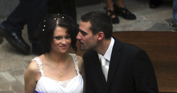7. 10. 2010 Svatba se odehrála v Liberci. Brali se po osmileté známosti.