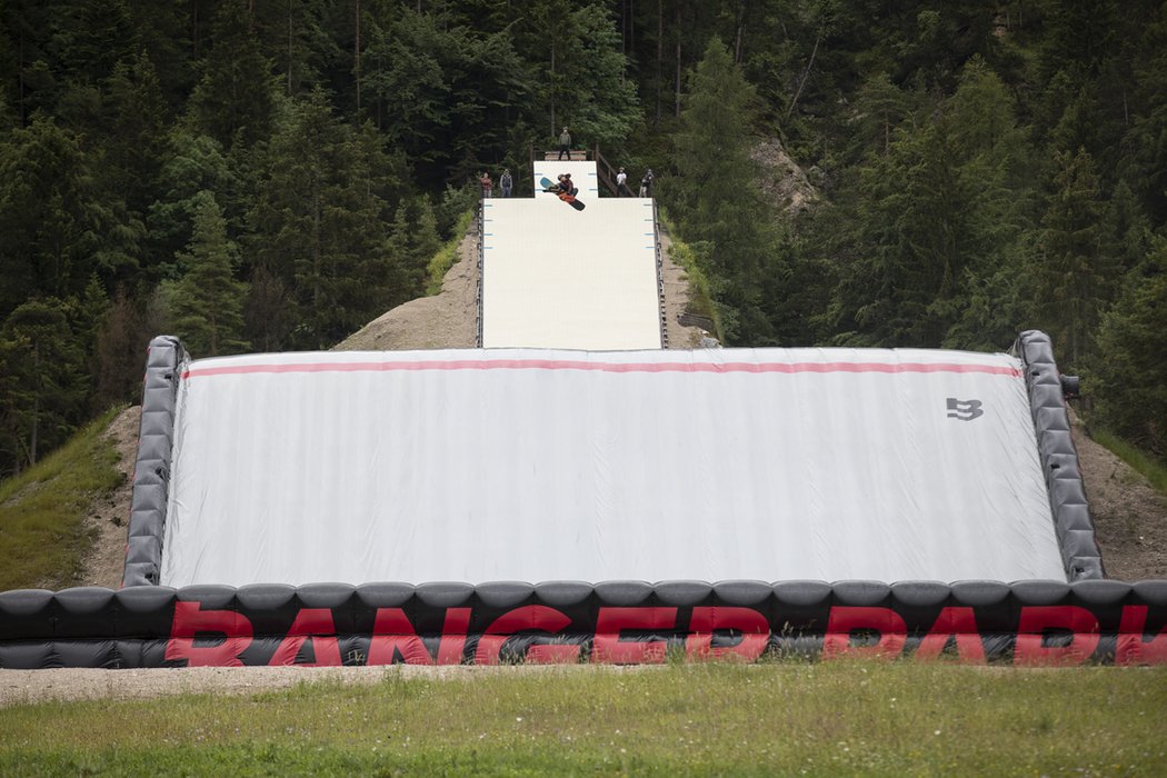 Snowboardisté v létě trénují na airbagu, který vypadá jako velký nafukovací polštář