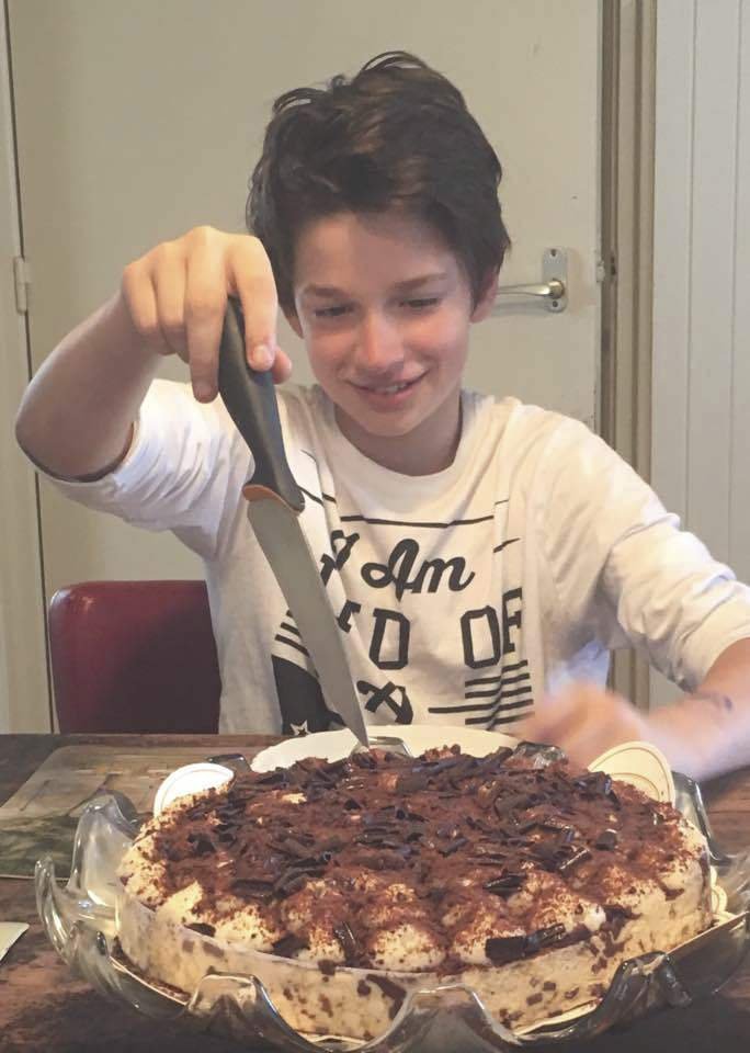 Dominikovi upekl k narozeninám dort jeho nevlastní táta Mirek.