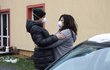 V polovině března Šárka a Mirek Dominiku stěhovali z Chouzavé do jejího nového bytu v pražských Vysočanech.