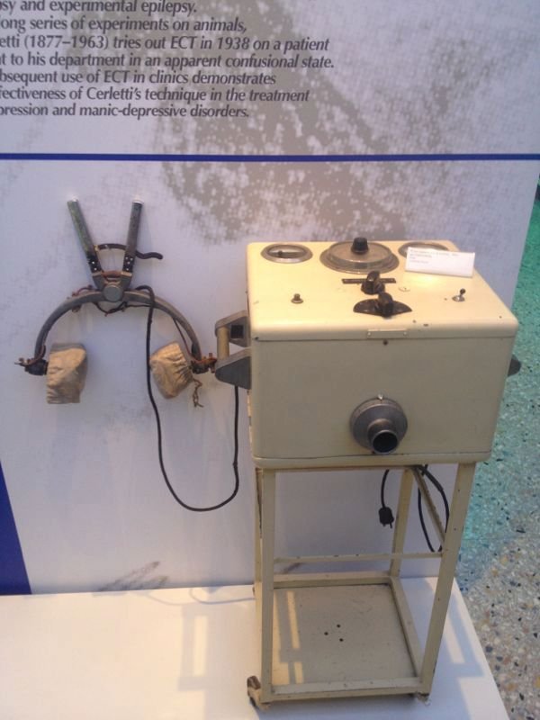 Toto je přístroj na léčbu elektrošoky italského lékaře Uga Cerlettiho z 30. let.
