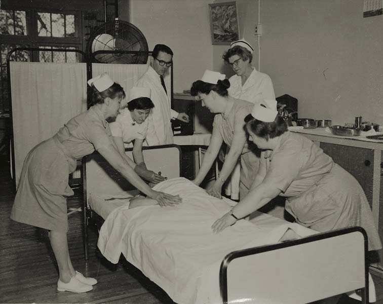 K elektrošokové léčbě bylo třeba alespoň čtyř sester. Držely pacienta, který se svíjel v křeči, zatímco doktor pouštěl proud.
