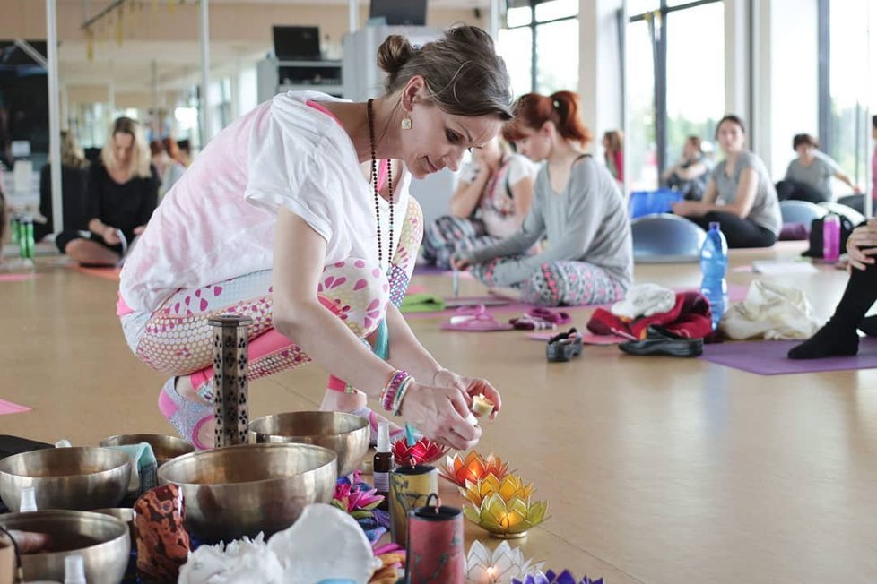 Šárka SimonidesováŠárka Simonidesová při hodině hormonální jógové terapie