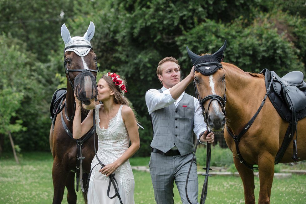 Na svatbě Šárky Vaculíkové a Ondřeje Krause koně nemohli chybět.