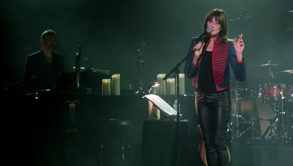 Carla Bruniová na koncertě (2017).