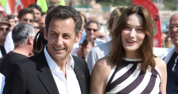 Skandál Carly Bruni může stáhnout ke dnu i prezidentské ambice jejího manžela Nicolase Sarkozyho