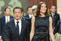 Královna musela čekat, až se Sarkozy s Carlou pomilují!