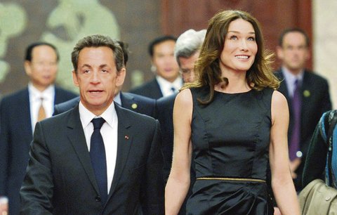 Královna musela čekat, až se Sarkozy s Carlou pomilují!
