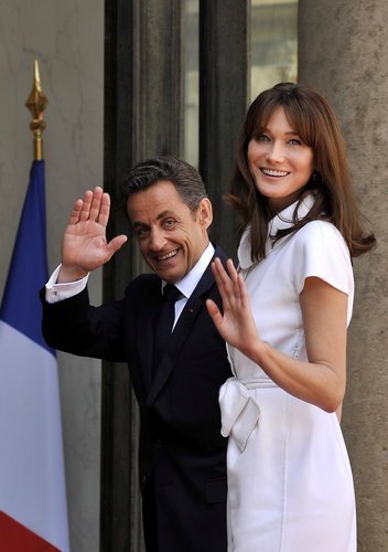 Udržet krok se sexy Carlou dává Sarkozymu pěkně zabrat