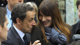 Au revoir, Sarko! Francouzský prezident prohrál volby. Nepomohl ani polibek Carle