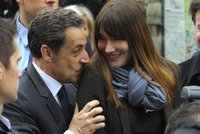 Au revoir, Sarko! Francouzský prezident prohrál volby. Nepomohl ani polibek Carle