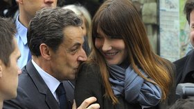 Sarkozy zklamanaě políbil manželku Carlu Bruni