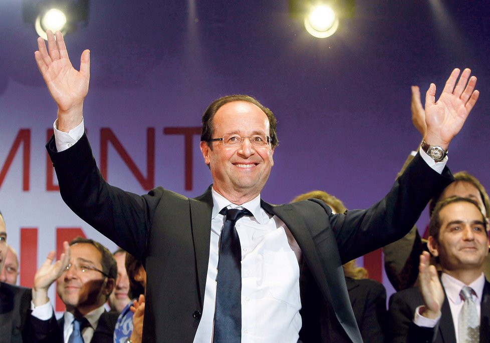 Nový francouzský prezident Hollande slaví vítězství nad Nicolasem Sarkozym