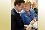 Sarkozy dostal od Merkel medvídka pro dceru Giuliu