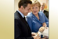 Sarkozy dostal od Merkel medvídka pro dcerku