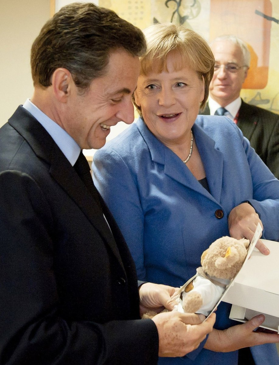 Sarkozy dostal od Merkel medvídka pro dceru Giuliu