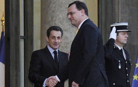 Výškový rozdíl mezi Sarkozym (vlevo) a Nečasem je 28 centimetrů.