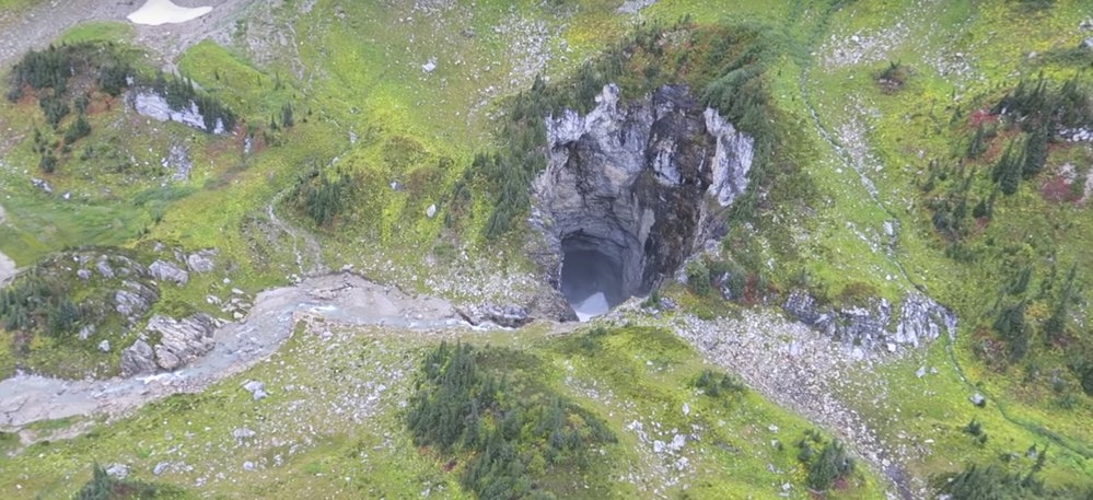 Obří jeskyně byla neoficiálně pojmenována Sarlaccova jáma - podle hnízda nestvůry z filmové ságy Star Wars