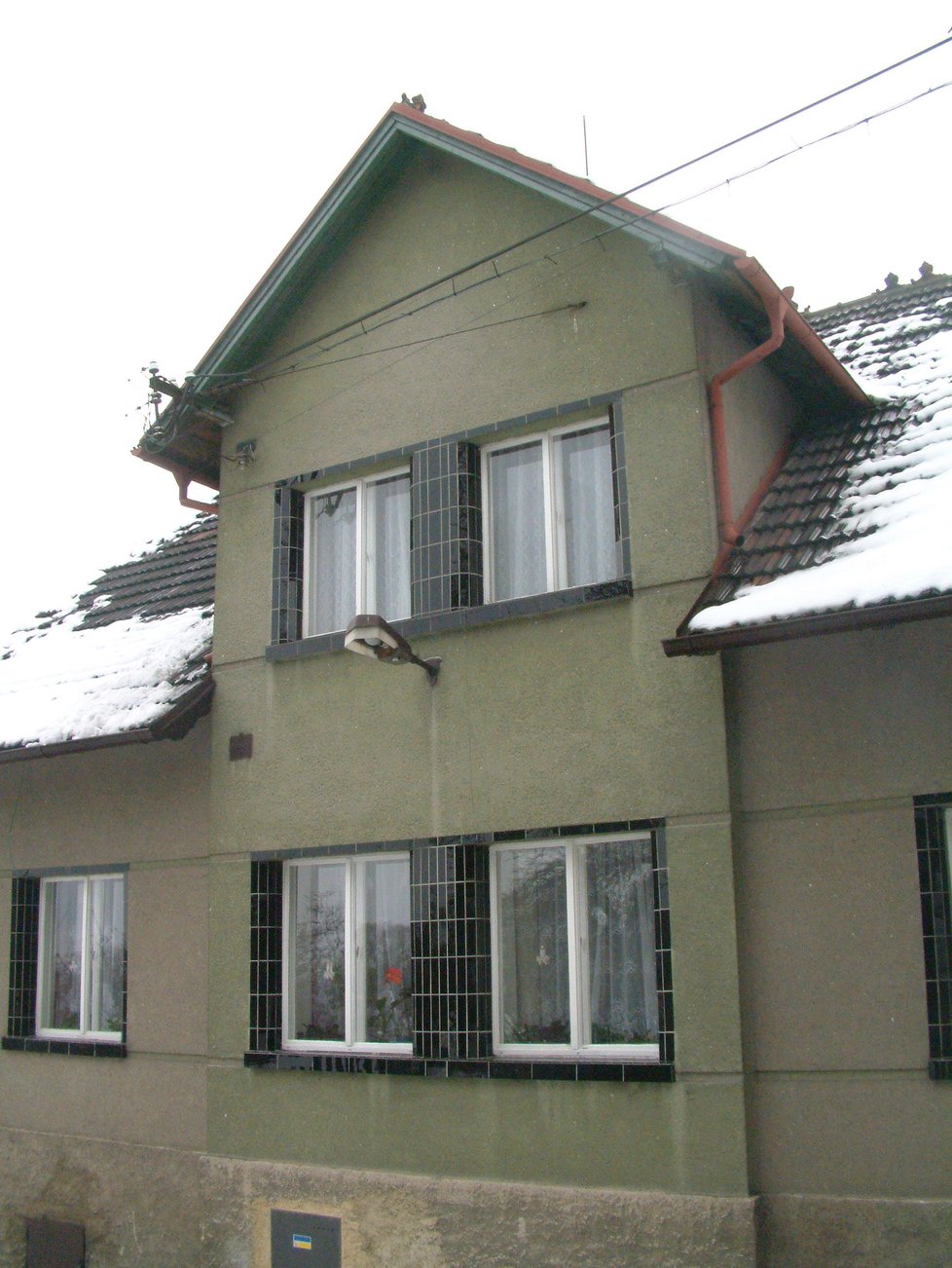 Dům se nachází v části Nová Ves. Právě v tomto  podkroví A. Zápotocký tehdy bydlel.