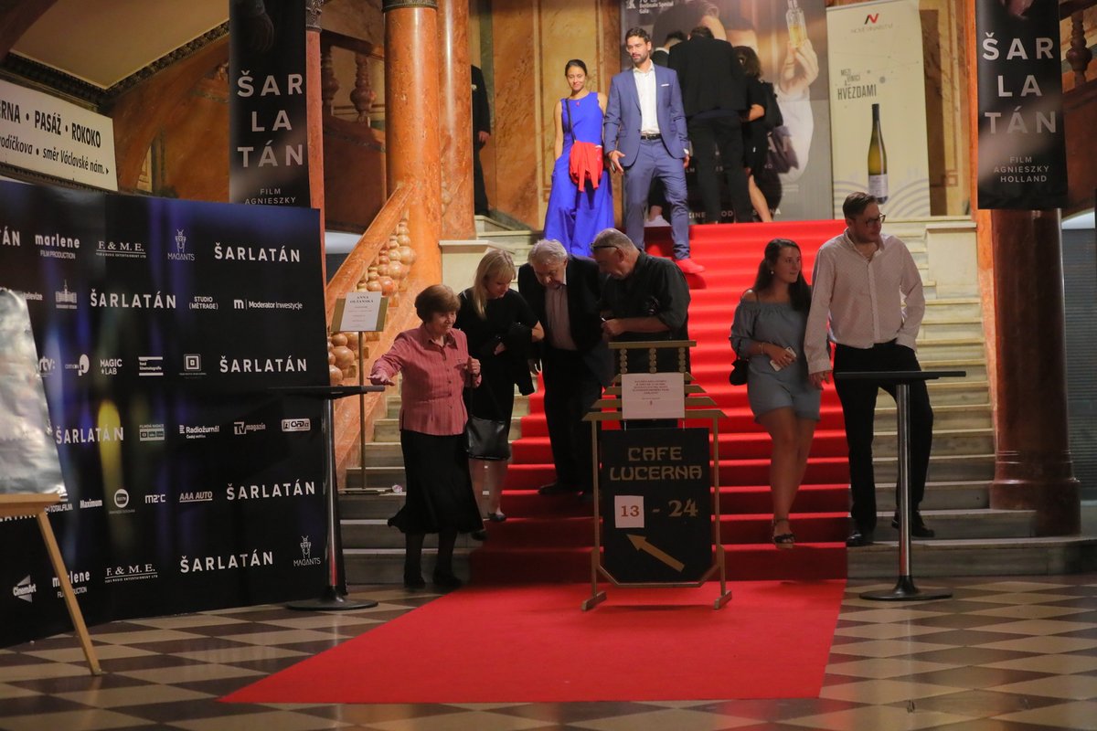 Premiéra filmu Šarlatán  - Ladislavu Trojanovi museli pomáhat ze schodů