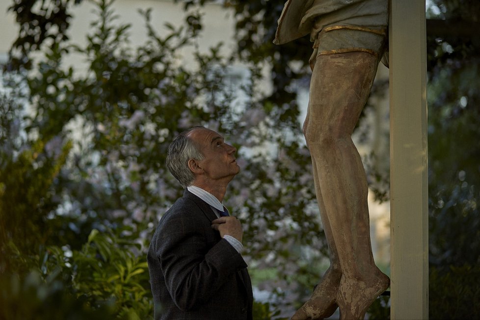 Strhující životopisné drama výjimečného muže obdařeného léčitelskými schopnostmi na pozadí dobových událostí. Příběh je inspirován skutečnými osudy léčitele Jana Mikoláška...