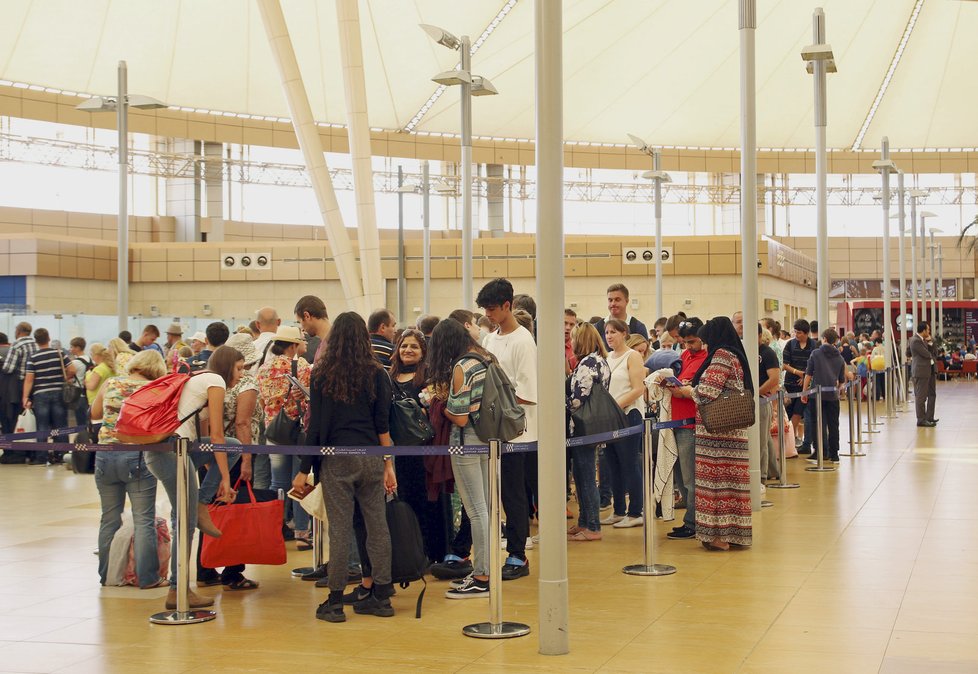 Stačilo pár stovek a britský turista se vyhnul letištní kontrole.
