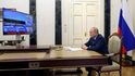 Ruský prezident Vladimir Putin sleduje start rakety Sarmat