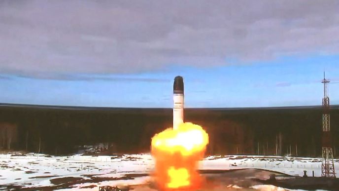 Rusko úspěšně vyzkoušelo novou mezikontinentální raketu Sarmat