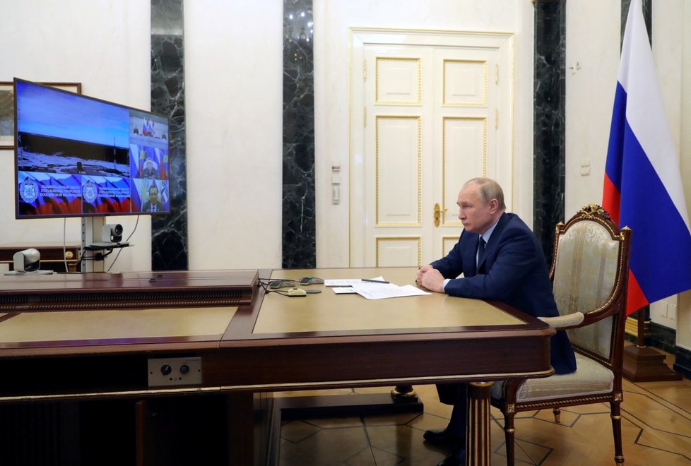 Ruský prezident Vladimir Putin sleduje start rakety Sarmat.