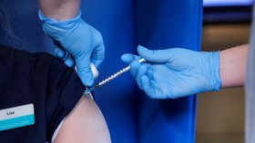 Očkování na covid v Británii.