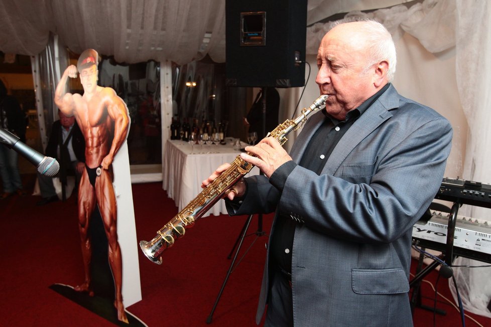 Saxofonista Slováček Hemalovi zahrál