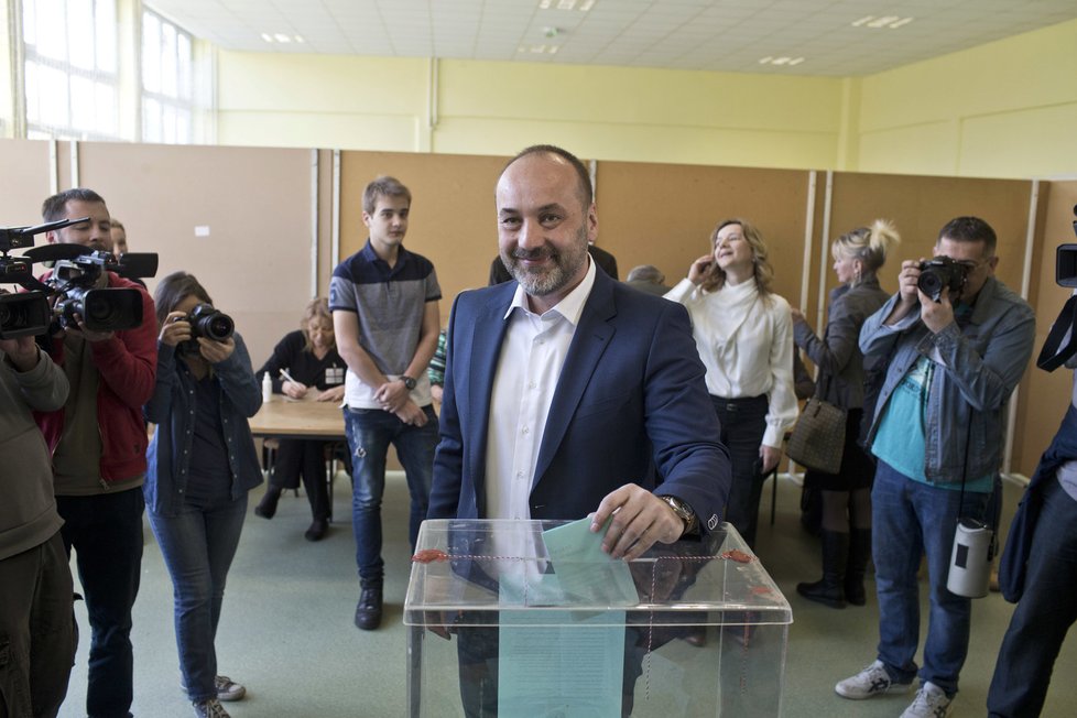 Opoziční kandidát Saša Janković skončil v prezidentských volbách druhý.