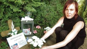 Na hrob maličké Alexandry na Ústředním hřbitově v Brně chodí Eva Jusková dvakrát do týdne